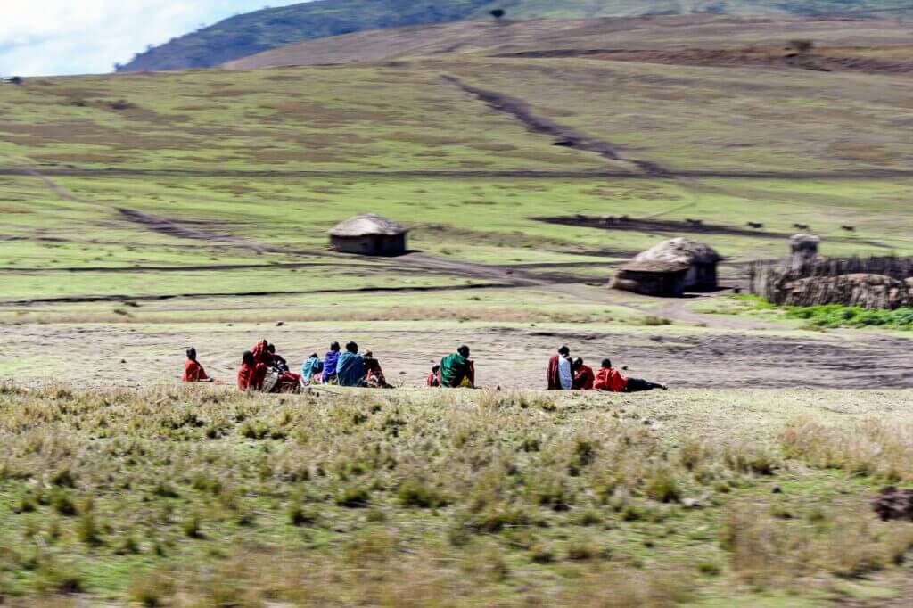 Palabre, une photographie captivante qui c&eacute;l&egrave;bre la communication et la r&eacute;silience dans une communaut&eacute; rurale.