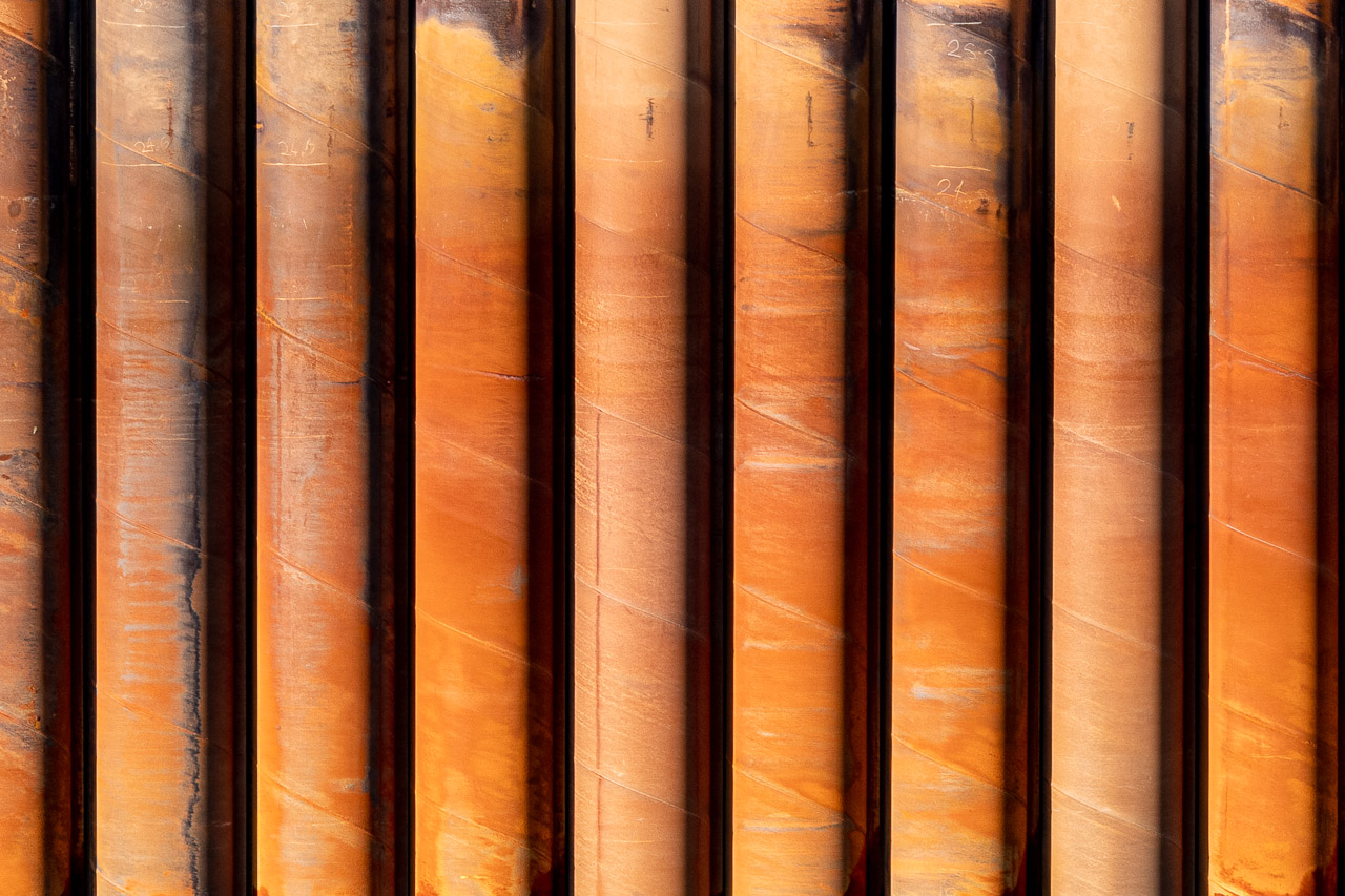"Oxyde" est une photographie de texture unique qui explore l'interaction entre l'acier et la mer dans le port de Douvres. Cette œuvre, partie de la série "Shitsukan", offre une expérience visuelle et tactile, invitant à ressentir la texture de l'acier rouillé et à contempler la force de la nature.