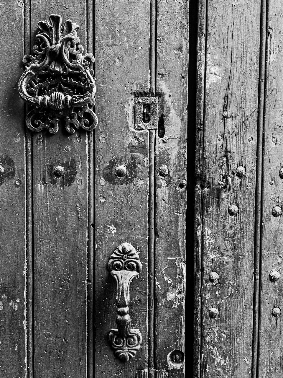Antichambre" de la série Mikado, est plus qu'une photographie, c'est une porte ouverte sur l'histoire, une invitation à explorer l'inconnu et à ressentir les émotions éternelles encapsulées dans chaque détail capturé.
