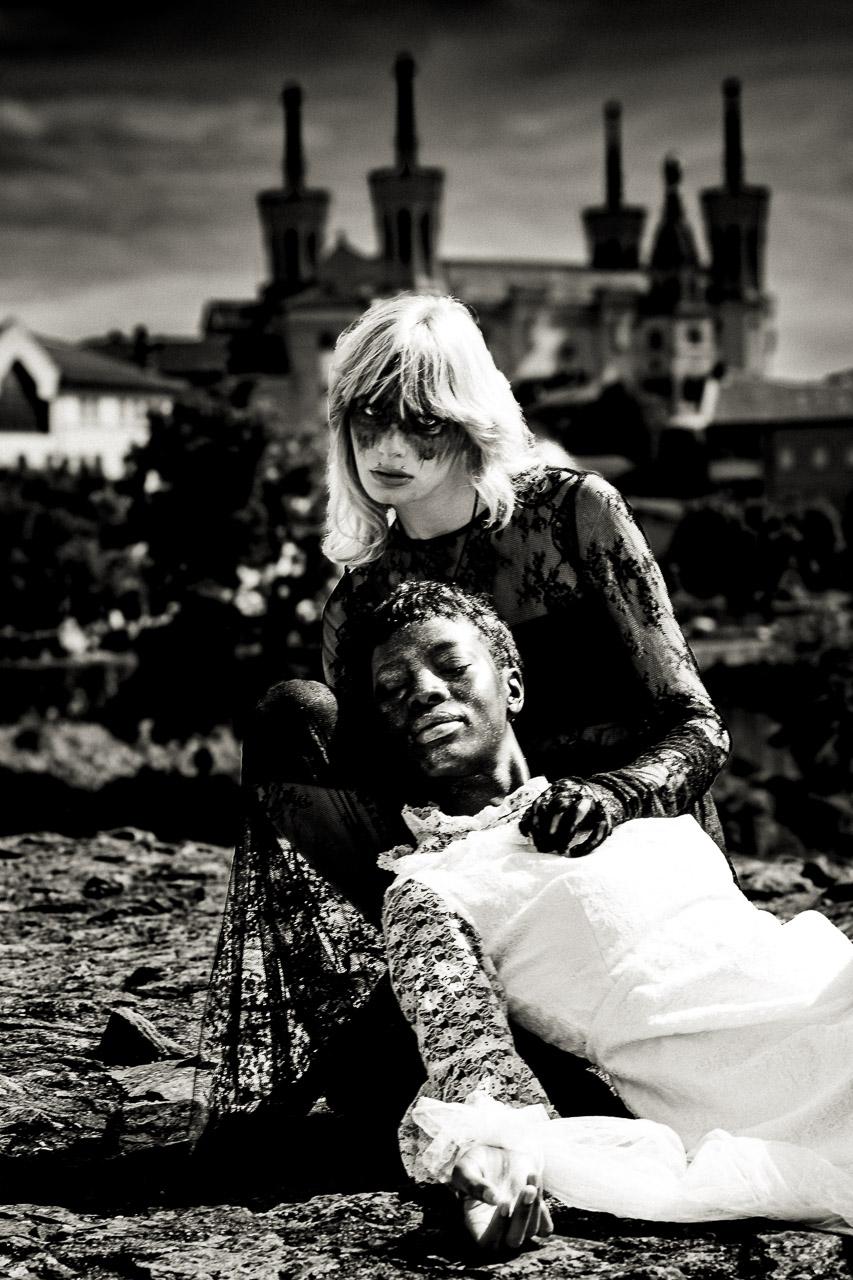 Plongez dans Angels, une série photographique qui explore la lutte éternelle entre le bien et le mal à travers les personnages d'Aiden et Esther.