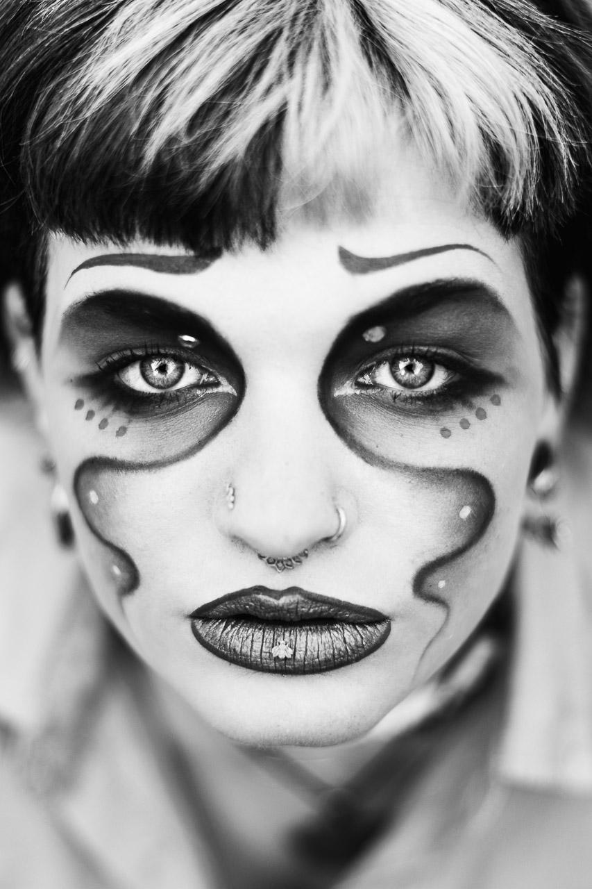 Découvrez "Éclat Brut", un portrait noir et blanc captivant au regard hypnotique. Une œuvre unique, intemporelle et pleine de force pour sublimer votre intérieur. 