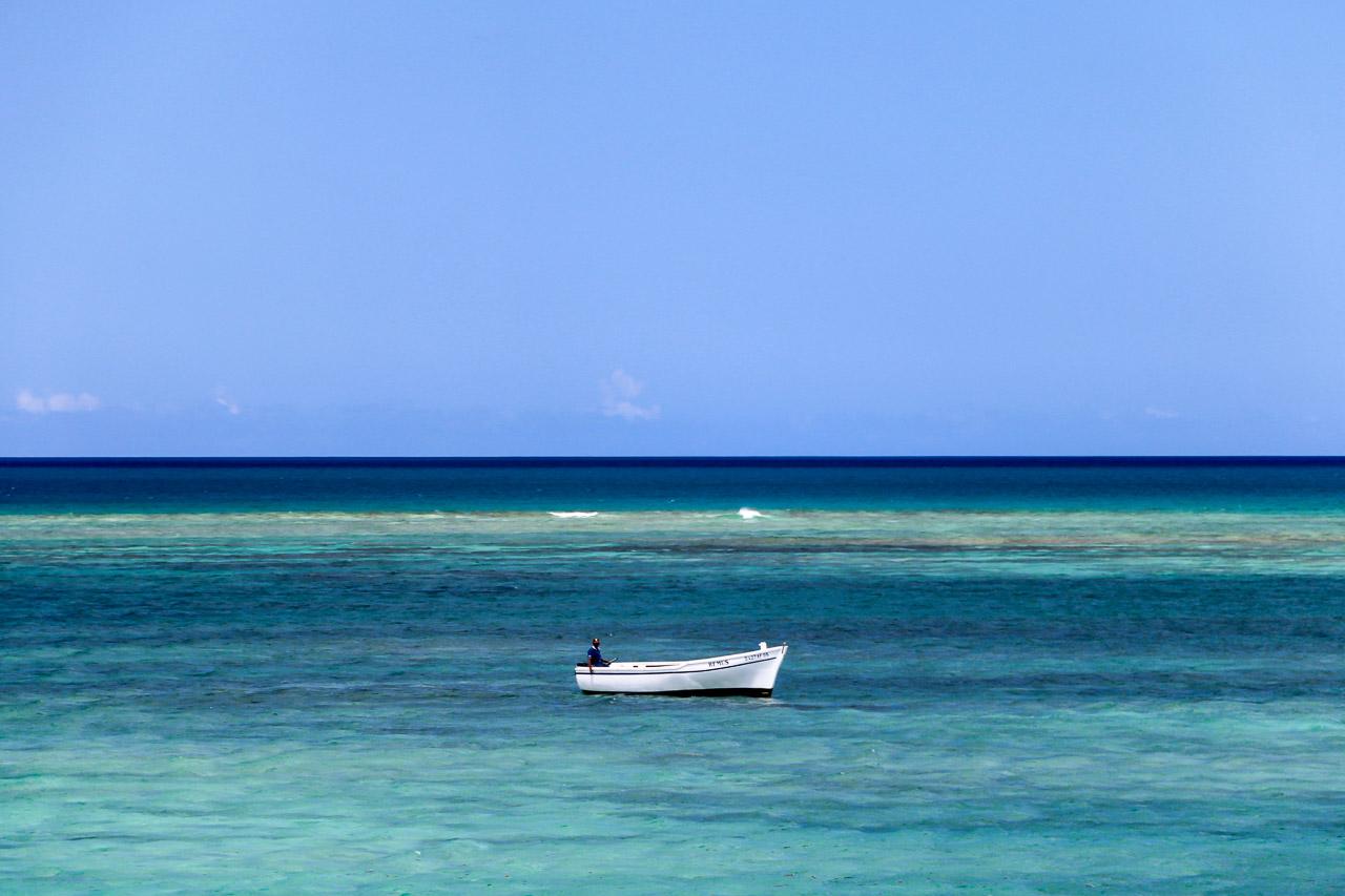 Plongez dans le calme de l'océan Indien avec Bleutitude. Une photo d'Art unique qui invite à l'évasion et à la sérénité. Découvrez-la !