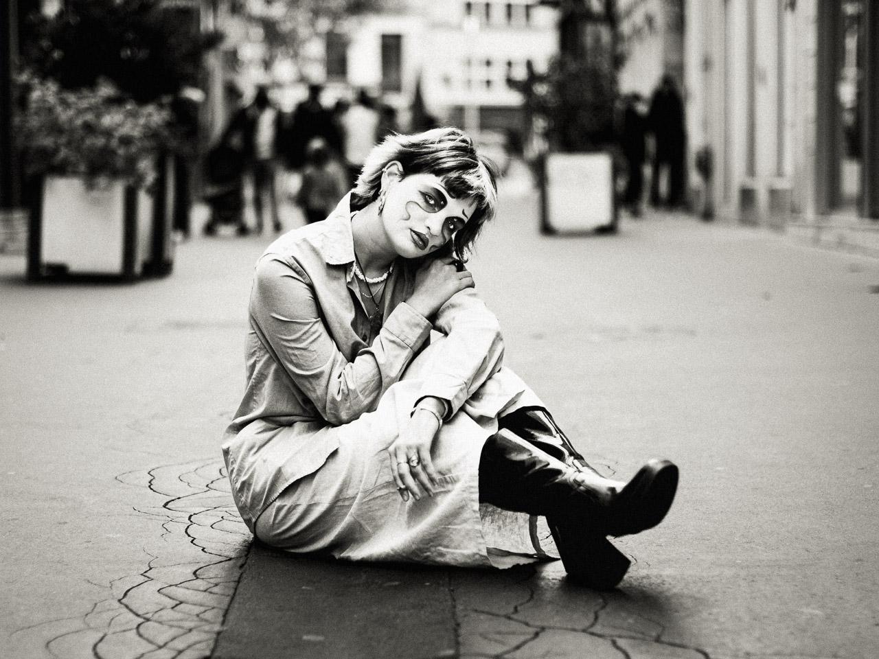 Songe Urbain, une photo en noir et blanc qui capture un instant suspendu entre rêve et réalité. Un hommage à la douceur onirique au cœur de l’urbain brut.