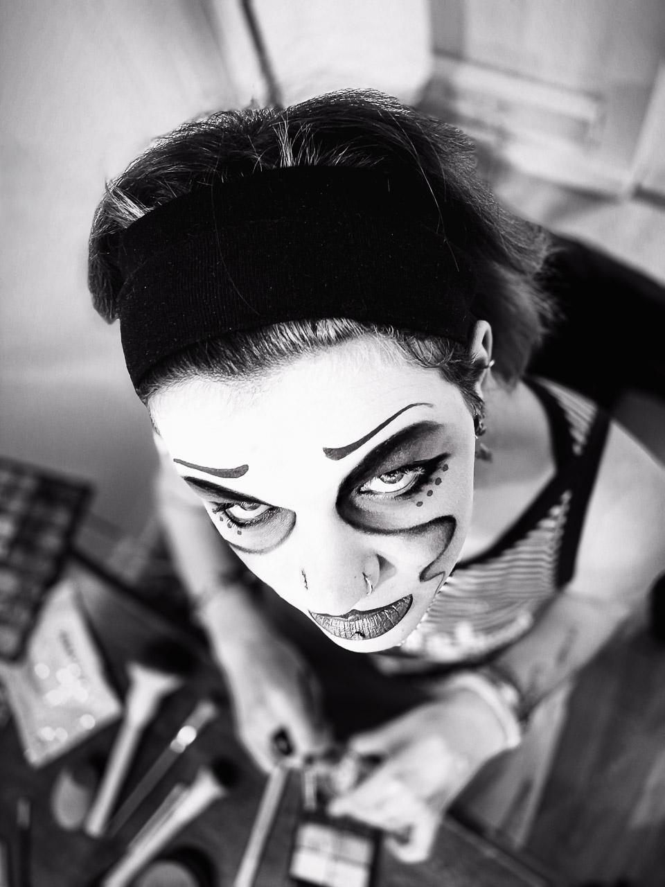 Mascara Spleen capture l’instant où Em, maquillée comme une artiste de cirque, se prépare à affronter ses peurs.