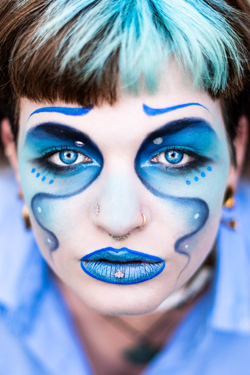 Plongez dans l’univers de Sirène Rebelle, un portrait vibrant et audacieux aux couleurs intenses et au regard bleu électrisant.