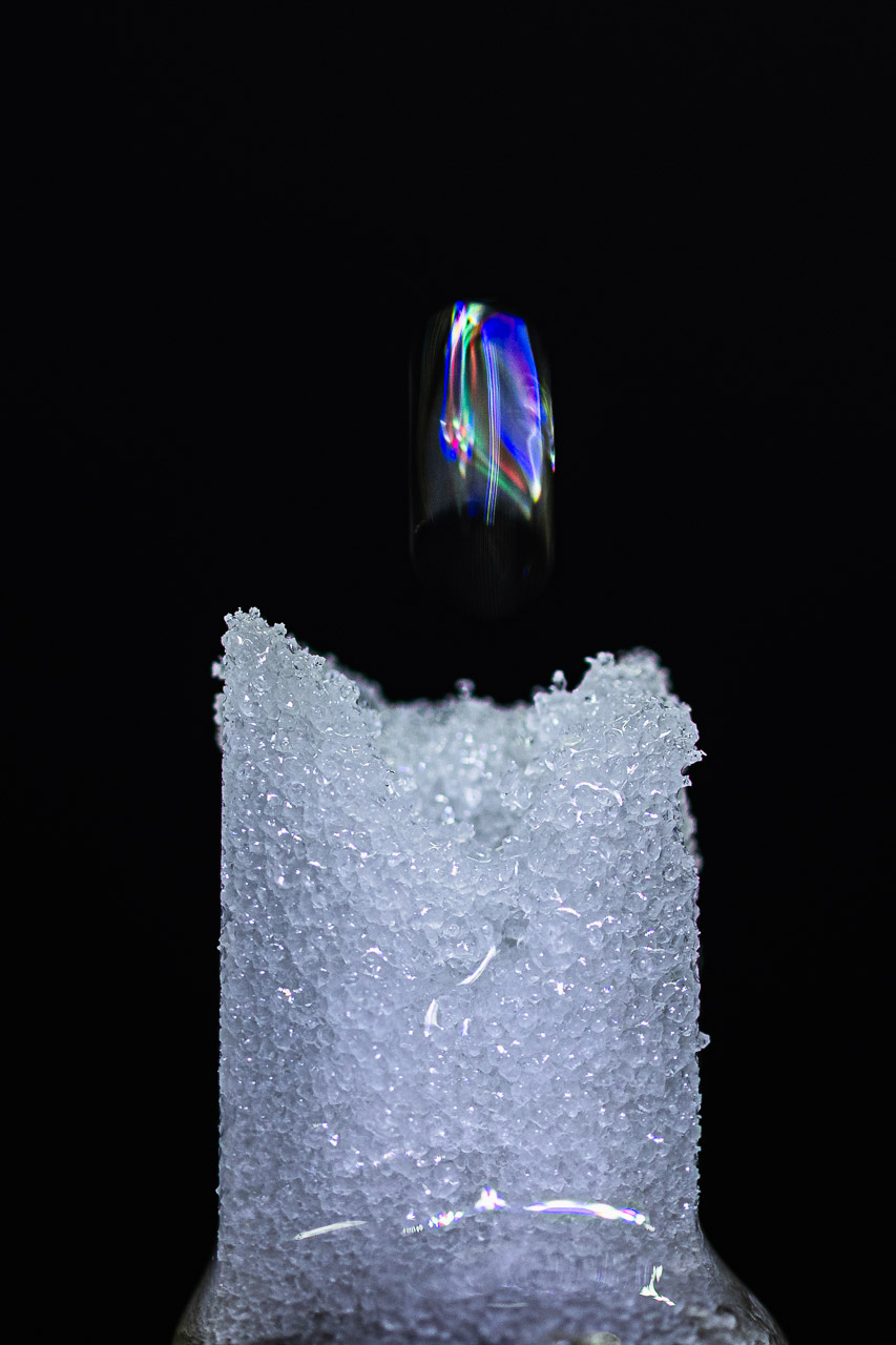 Un sucre fond, une goutte suspendue : Cierge à Croquer, une photo d’art poétique sur la texture, la lumière et l’éphémère.