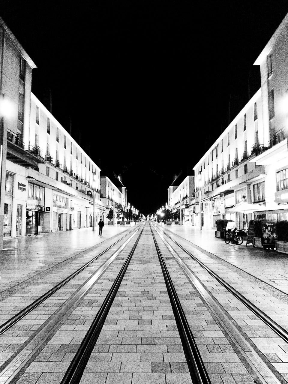 Plongez dans le silence hypnotique d’une ville figée. Ordre Fantôme capture l’instant parfait où la géométrie urbaine rencontre l’étrangeté du vide. Cette photographie en noir et blanc, issue de la série Mikado, joue sur les lignes, les contrastes et l’absence.
