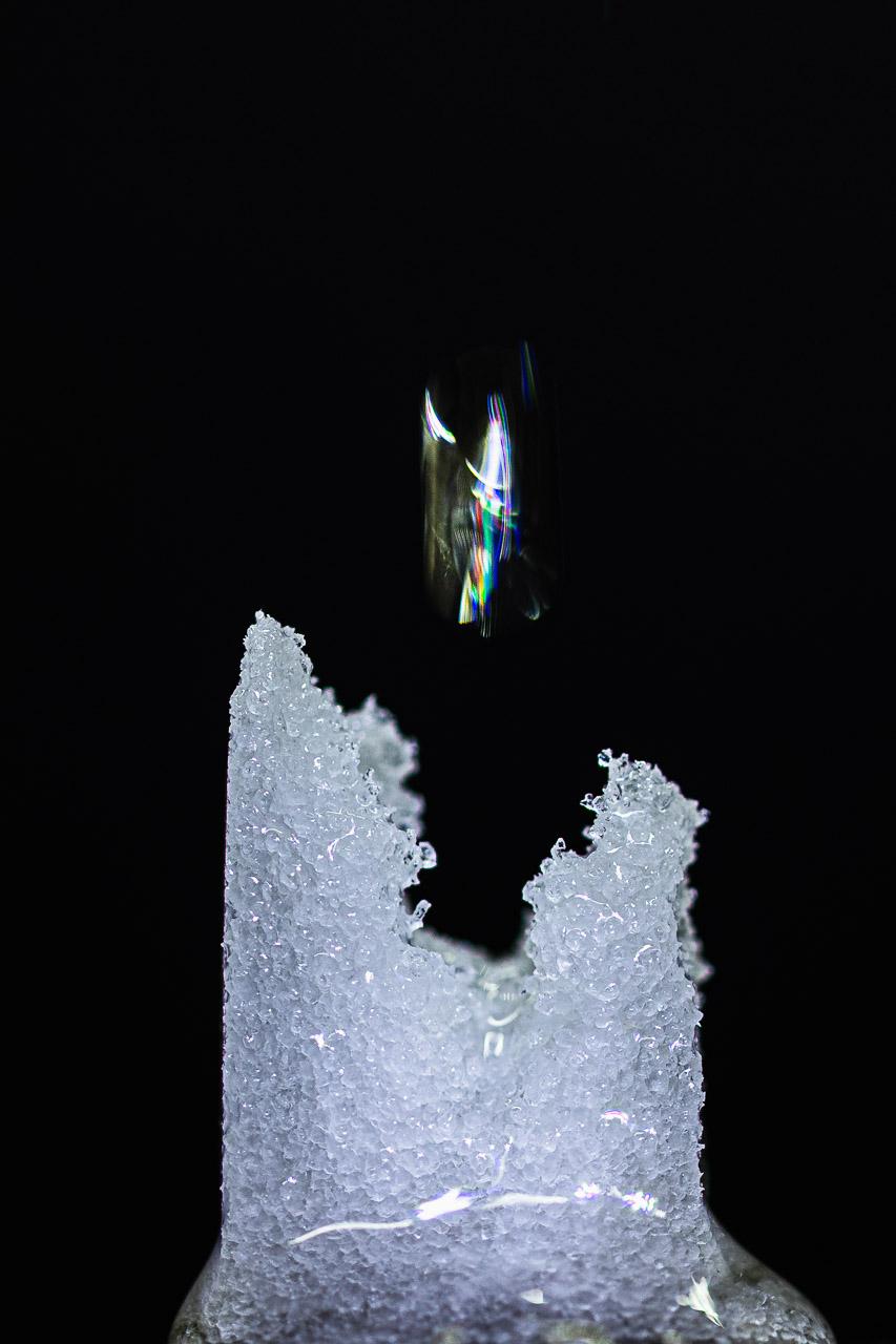 Croque-Lumière : un sucre sculpté prêt à happer une goutte de lumière. Une image drôle, tactile et pleine de mystère.