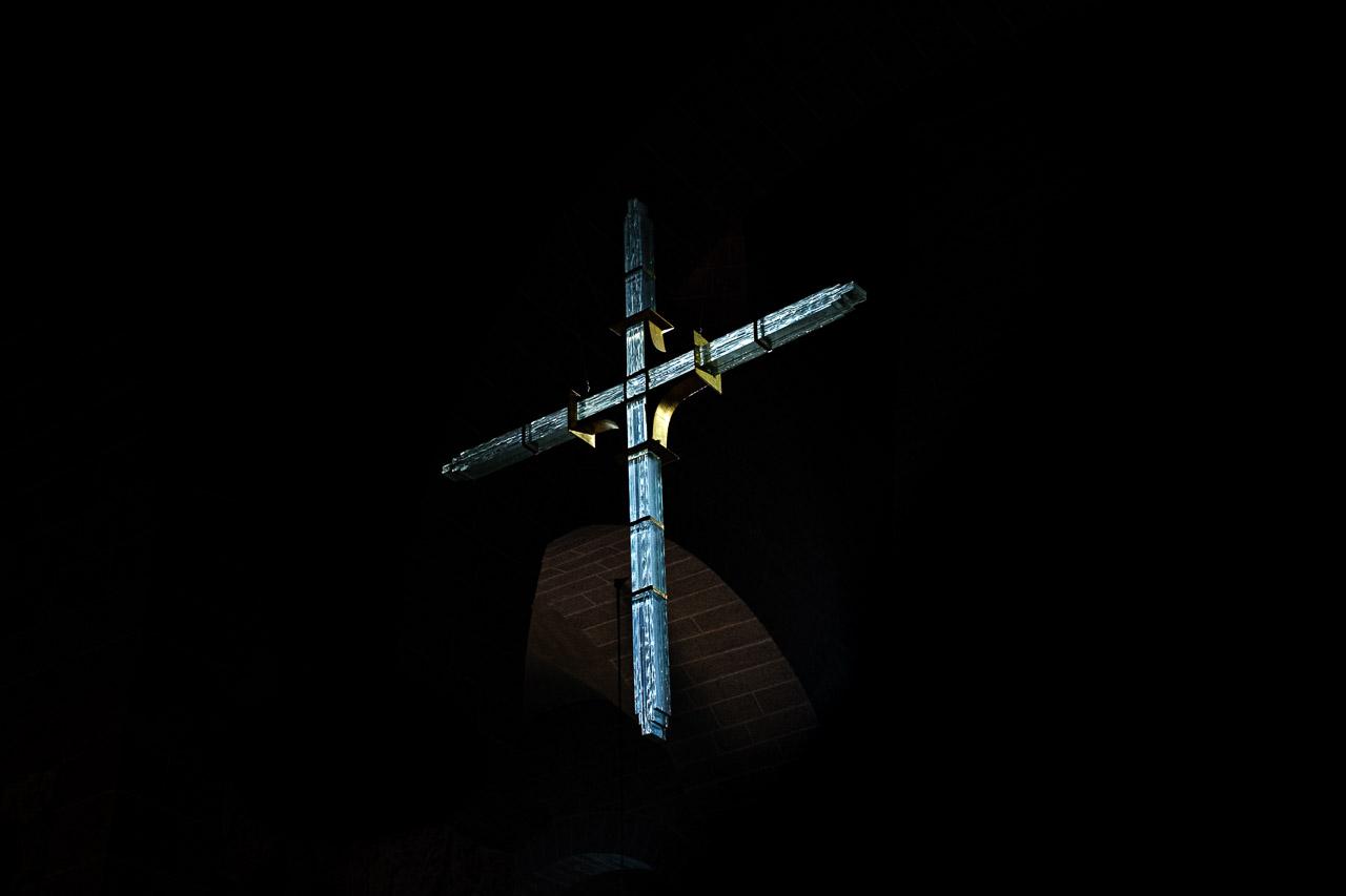 Foi Nue capture une croix suspendue dans l’ombre de la cathédrale du Puy-en-Velay. Une image brute, dépouillée, où la lumière sculpte le silence.