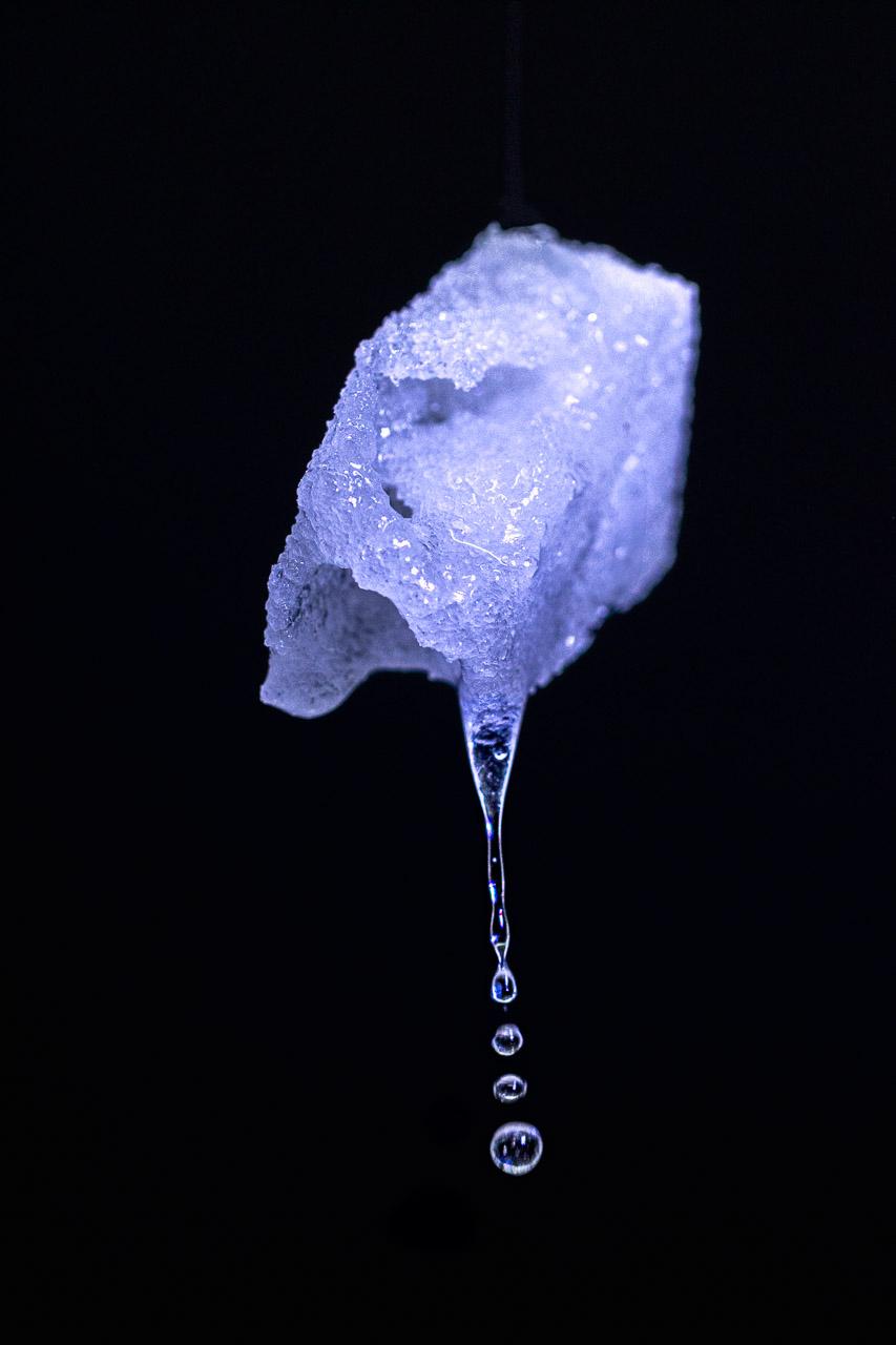 Goutte Mère est une œuvre photographique signée, pensée pour sublimer les espaces élégants. Entre matière fondante et silence visuel, elle invite à la contemplation.