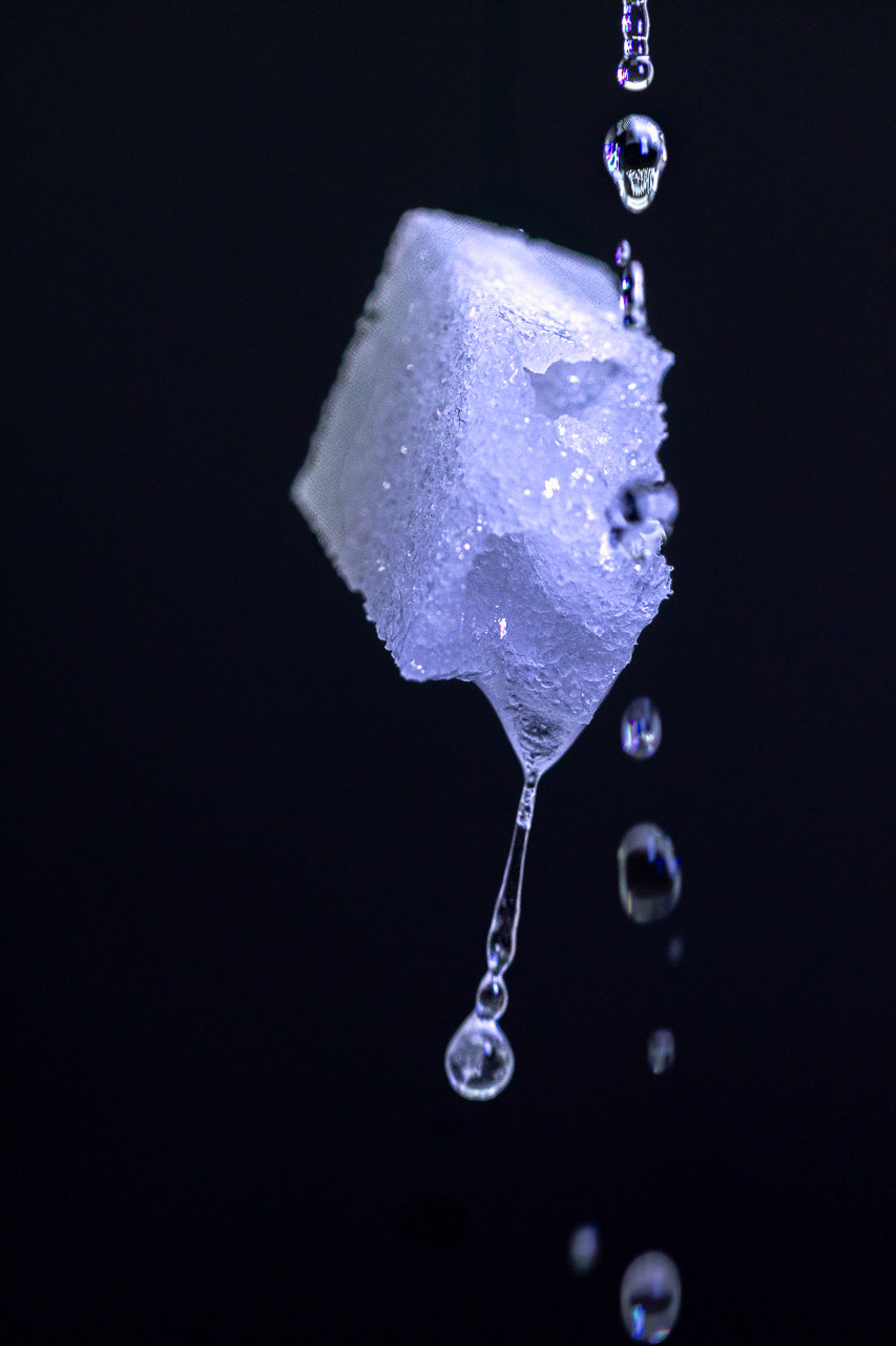 Œuvre photographique contemporaine « Sucre Fatal » – sucre, gouttes et crâne caché, tirage signé papier d’Art.