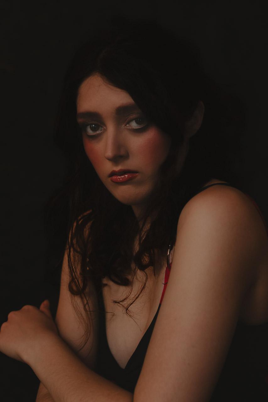 Portrait artistique en lumière naturelle à Saint-Étienne, photographie authentique par Stenpicture