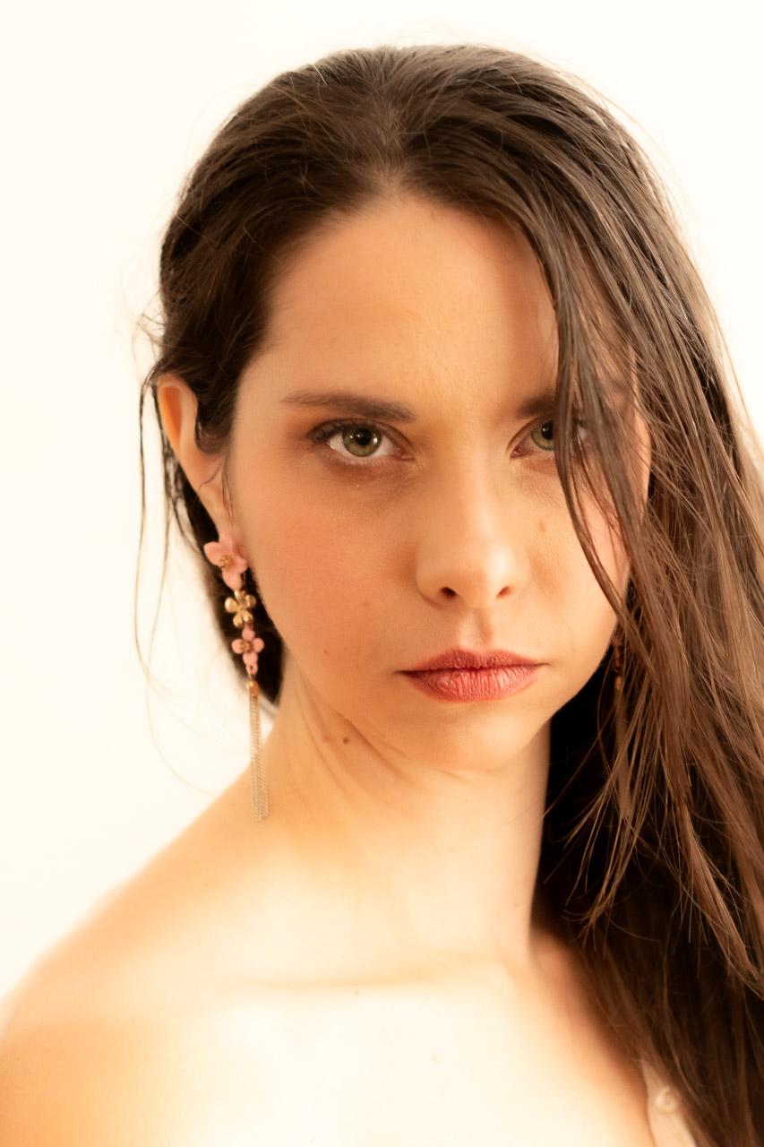 Portrait artistique en lumière naturelle à Saint-Étienne, photographie authentique par Stenpicture