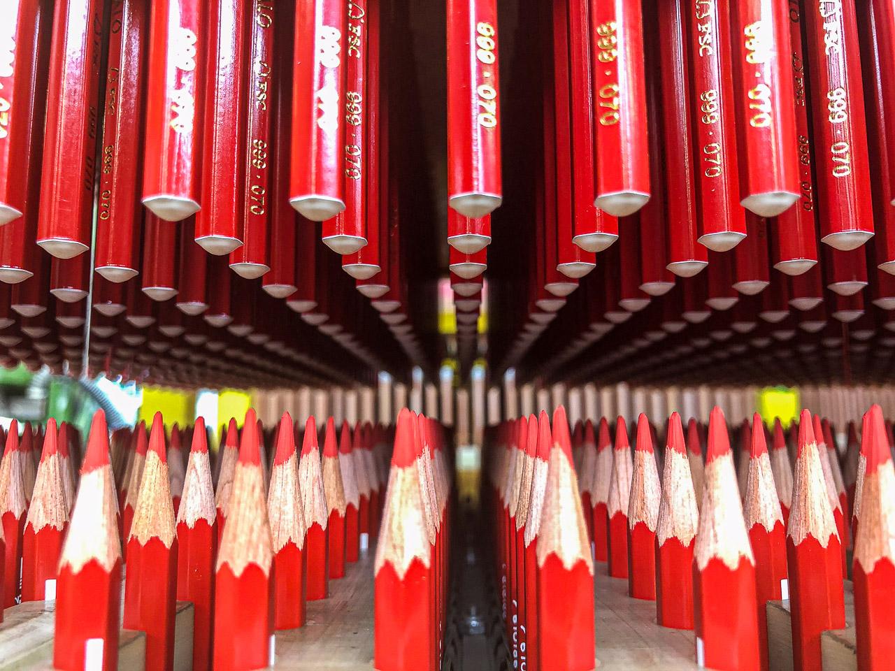 Photographie graphique Ordre Rouge de Thierry Stentzel montrant des crayons rouges alignés formant une perspective architecturale abstraite.