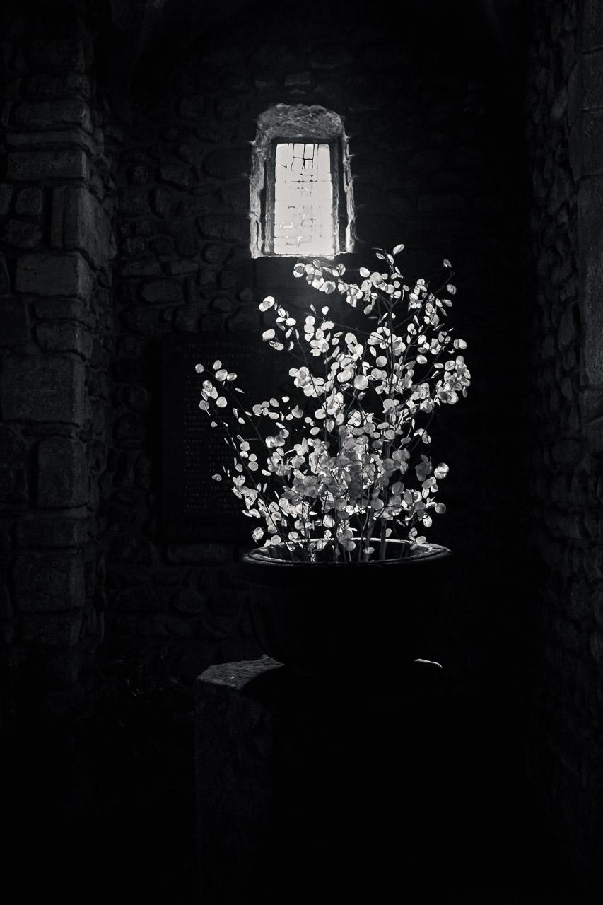 Flamme Froide de Thierry Stentzel, photographie noir et blanc d’une lumière mystérieuse dans une église ancienne, décoration murale et photo contemporaine.